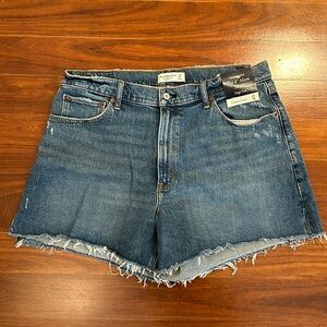 Abercrombie 4” Mom Short, 33 / 16, Curve Love, Medium Wash